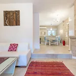 Alaroof Hotel