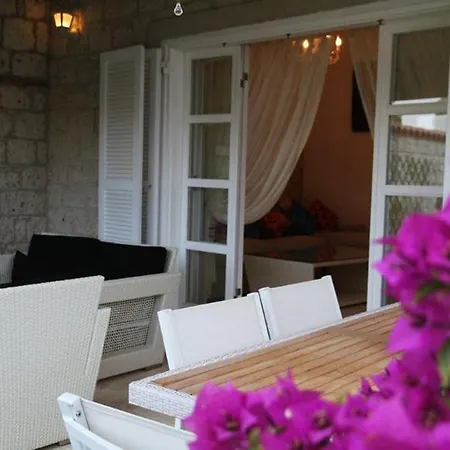 Alaroof Hotel