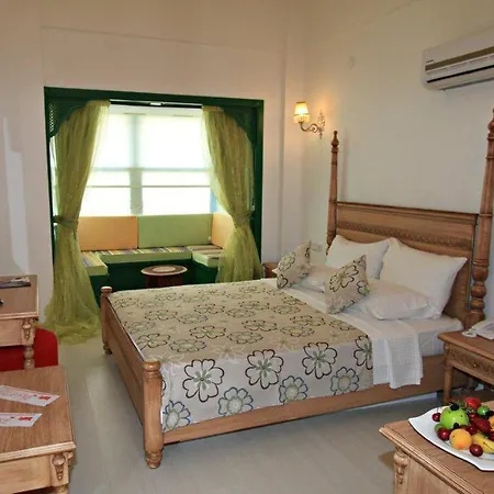 Alaroof Otel