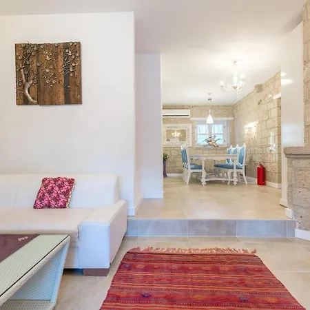 Alaroof Otel